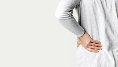 Kas spazmı, romatizma konsepti. İnsan elini, sırtını tutar.