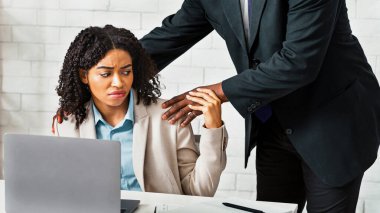 İş yeri tacizi konsepti. Patronunun onu şirket ofisinde taciz etmesini engelleyen iğrenç kadın sekreter. Panorama