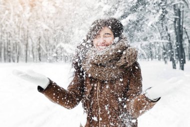 Kış havası. Kar Fırlatan Heyecanlı Kız Sabahları Karlı Ormanda Eğlenceli Yürüyüşler Yapıyor.
