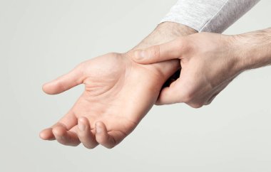 Nabzını kontrol et. Adam kalp atışlarını tek başına sayar, panorama