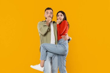 Genç bir çift birlikte neşeli bir şekilde poz verirken heyecanı ifade eder. Erkek kadını neşeyle kaldırır, neşeli ve sevecen bir anı yakalar..