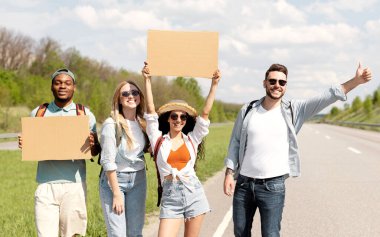 Otobanda boş levhalarla duran, arabayı durduran, birlikte gezmeye çıkan mutlu arkadaşlar. Bir grup çok uluslu otostopçu otostop ile seyahat ediyor, yolculuk sırasında eğleniyorlar.