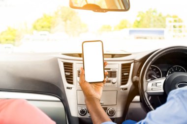 Arka omuz hizasında, mutlu siyah erkek sürücünün elinde beyaz ekran ile akıllı telefon tutması, taklit et. Boş görüntülü cep telefonunun kapatılması, seyrüsefer için mobil uygulama kullanan çift, kopyalanma alanı