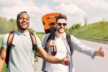 Gitarlı iki adam yolda otostop çekiyor, el hareketleriyle geçen arabaları durduruyor, yaz macerası yaşıyor, kopyalama alanı yaratıyor. Otomatik bilgisayarla seyahat eden çok ırklı arkadaşlar, yolculuklarının tadını çıkarıyorlar.