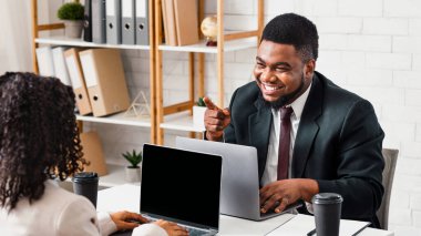 Takım çalışması ve işbirliği konsepti. İş yerinde dostça iletişim kuran gülümseyen meslektaşlar, boşluğu kopyalayın