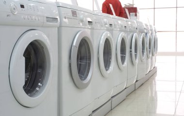 Modern çamaşır makinelerinin sıraları bir mağazada