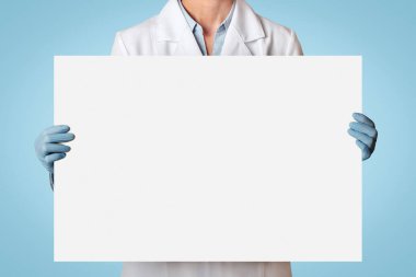 Sağlık, ilaç ve karantina. Koruyucu maskeli yetişkin kadın doktor, beyaz önlüklü ve lastik eldivenli poster, gri arka planda izole edilmiş, boş alan, stüdyo çekimi, kesilmiş.