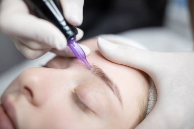 Bayanlar, bir kuaförde dinlenme seansı sırasında uzun süreli makyaj için uzman başvurusu alırlar. Yetenekli profesyoneller, doğal güzelliği kalıcı bir görünüş için geliştirirler..