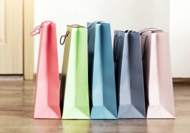 Teslimat servisi konsepti. Müşteri odasının kapısında duran renkli alışveriş torbalarını teslim ettim. E-ticaret sektörü, alışveriş. Panorama, Metin Reklamı İçin Boş Alan