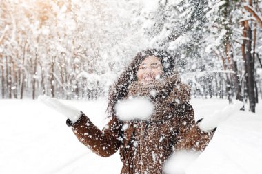 Merhaba, Winter. Kar Fırlatan Neşeli Kız Güzel Karlı Ormanda Durarak Kar Yağışı Yapıyor. Seçici Odaklanma