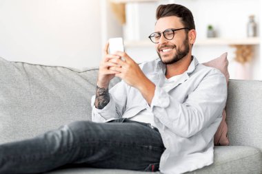 Harika bir mobil uygulama. Akıllı telefon kullanan, sosyal ağlarda mesajlaşan ve sörf yapan, evdeki koltukta oturan, fotokopi çeken mutlu bir adam. Millennial Man internette geziniyor, cep telefonunda uygulama kullanıyor
