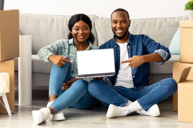 Harika bir site. Mutlu siyah eşler yeni evlerinde dizüstü bilgisayarlarını boş ekranlarla gösteriyorlar, neşeli Afrikalı eşler satın alma mobilyalarını internetten öneriyorlar, taşındıktan sonra kutuların arasında oturuyorlar.