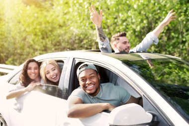 Neşeli genç çok ırklı arkadaşlar arabayla geziye çıkıyorlar, pencereden bakıyorlar, yaz macerası yaşıyorlar. Milenyum insanları otomobille seyahat eder, tatilde otostop çeker.