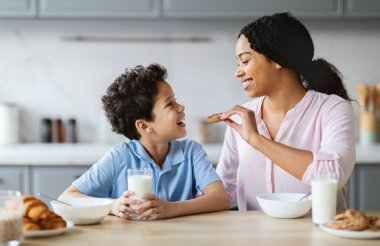 Sevgi dolu bir anne, keyifli oğluyla sıcak mutfaklarında kurabiyesini paylaşır. Süt ve kahkaha eşliğinde birbirlerine bağlanırlar, aile bütünlüğünü ve sevgiyi yakalarlar..