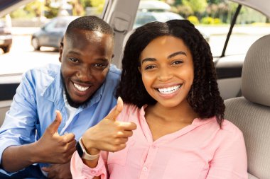 Harika Mükemmel Araba. Mutlu Siyah Çift İşaret İşaretini Gösteriyor, Yeni Otomobil Mağazasında Yeni Araç Satıyor veya Tatilin tadını Çıkartıyor, Pencereden Bakıyor. Seçici Odaklanma