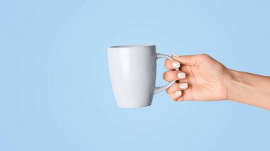 Genç bir bayanın pembe arka planda sıcak bir içecekle fincanı gösteriş görüntüsü. Panorama