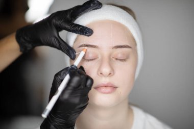 Güzellik salonunda, bir kadın kalıcı makyaj yaptığı için şımartma seansı alır. Mekan, doğal güzelliği geliştirme konusundaki ustaca prosedürü vurguluyor..