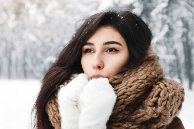 Soğuk kış. Eldivenlerle Eldivenlere üfleyerek Karlı Ormanda Isınmaya Çalışan Hayalperest Kız