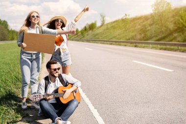 Bir grup genç arkadaş yollarına boş tabelayla devam ediyorlar, gitar çalıyorlar, otostop çekiyorlar, boş yer bırakıyorlar. Milenyum otostopçuları eğlenceli yolculuklar, yaz maceralarının tadını çıkarıyorlar.