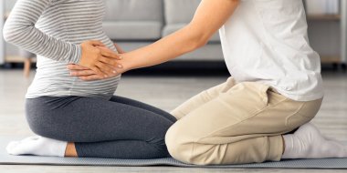 Egzersiz yaparken hamile karısına dokunan tanınmaz bir adam. Hamilelik süresince sağlıklı bir hayat sürmeyi bekleyen Asyalı bir grup. Evde spor yapıyor, sarılıyor.