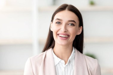 Neşeli Bayan Seyahat Ajansı, Tur Ajansı 'nın ofisinde oturan turistlerle uzaktan görüşmeler yapan kamerayla konuşuyor. Bayan Gezginler İçin Turistik Hizmetler ve Yardım Sunuyor