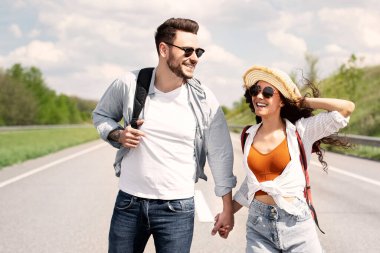 Yol boyunca yürüyen, el ele tutuşan araba yakalayan, araba bekleyen, fotokopi çeken genç bir çift. Yakışıklı bir adam ve kız arkadaşı otostop çekiyorlar. Otomatik yolculuk, yaz özgürlüğü.