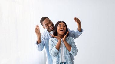 Eve yeni taşınıyorum. Siyahi adam karısına sürpriz yapıyor ve taşındıktan sonra dairelerini gösteriyor. Aydınlık odada duruyor, boş yer var. Hayaller gerçek olur.