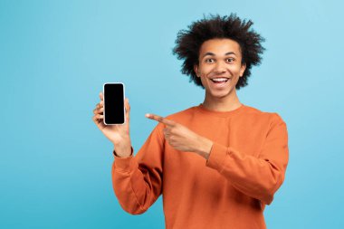 Parlak mavi bir ortamda, neşeli bir Afro-Amerikan erkeği akıllı telefonu büyük bir gülümsemeyle işaret ediyor. Onun oyuncu ifadesi ve modaya uygun kıyafeti modern bir yaşam tarzını ve teknolojik bağlantısını ön plana çıkarıyor..