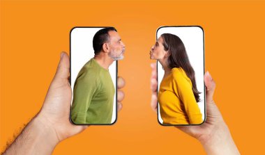 Bir çift ellerinde yüzlerini gösteren akıllı telefonlar tutuyor, sevgilerini vurguluyorlar. Parlak arkaplan, metin ve mesajlaşma yoluyla bağlantılarının sıcaklığını artırır.