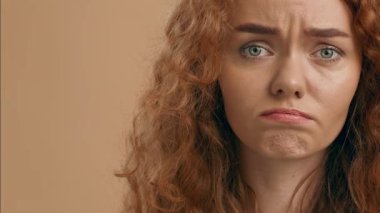 Canlı kıvırcık saçları ve büyüleyici yeşil gözleri olan bir kadın endişeli görünüyor. Yüzündeki derin endişe açığa çıkıyor. Arkaplanda sıcak melodiler var, duygusal durumunu geliştiriyor..