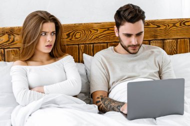 Covid-19 karantina ve sosyal meselelerde ailede can sıkıntısı ve kıskançlık. Üzgün genç bir eş, meşgul bir kocaya bakar, dizüstü bilgisayarda yazan bir adam, yatak odasında oturur, akşamları boş yer.