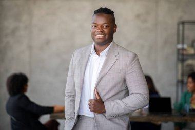 Ofis ortamında kendine güvenen bir iş adamı meslektaşlarıyla ilişki kurar..