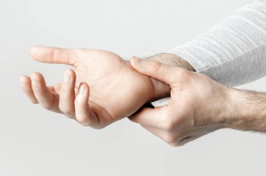 Karpal tünel sendromu ve bilek ağrısı. Adam hassas noktaya tutunuyor, panorama, stüdyo çekimi