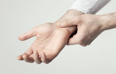 Nabzını kontrol et. Adam kalp atışlarını tek başına sayar, panorama