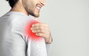 Omuz konseptinde iltihaplanma. Yara noktası kırmızıyla işaretlenmiş.