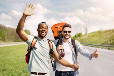 Sırt çantalı ve otostop çeken iki erkek arkadaş, yaz tatilinde birlikte seyahat ederek bedava yolculuk yapmaya çalışıyorlar. Çok ırklı adamlar otostop çekiyorlar, yol kenarında duruyorlar.