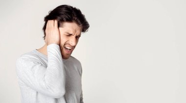 Kulağında şiddetli ağrı var. İnsanoğlu umutsuzluğunu ifade eder, boşluğu.