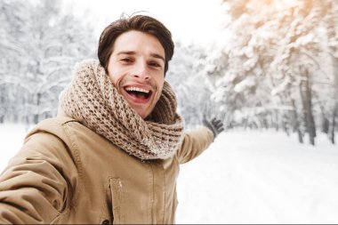 Kış Konsepti. Neşeli Adam Selfie Çekiyor Karlı Park 'ta Sabah Dışarıda Yürüyor. Panorama, Seçici Odaklanma