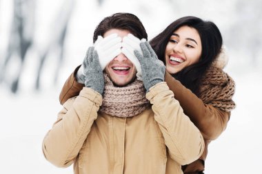 Xmas sürprizi. Erkek Arkadaşlarının Gözlerini Kapayan Kadın Kış Ormanı ya da Karlı Park 'ta Flört Ediyor.