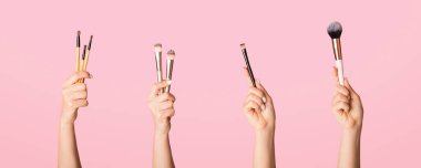 Pembe arka planda çeşitli makyaj fırçaları, yakın görüş. Kolaj. Panorama