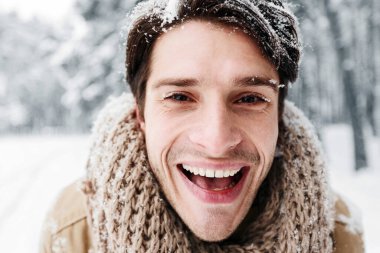 Merhaba, Winter. Kar Saçlı Neşeli Genç Adam Sabahları Karlı Ormanda Kameraya Gülümsüyor.