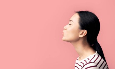 Hava Öpücüğü Gönderen Asyalı Genç Kadın 'ın Yan Görünümü, Çekici Yüzyılın Kadın Somurtkan Dudakları' nın Profili Pembe Arkaplan 'da, Kopya Boşluğu Olan Panorama