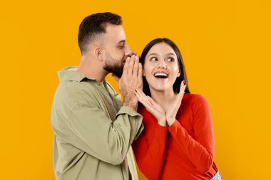 Mutlu mesut eğlenen bir çift birbirine eşlik etmekten hoşlanır. Erkek, kadının sevgisini ve sevgisini ifade eden kadına fısıldar..