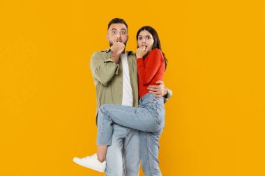 Genç bir çift birlikte neşeli bir şekilde poz verirken heyecanı ifade eder. Erkek kadını neşeyle kaldırır, neşeli ve sevecen bir anı yakalar..