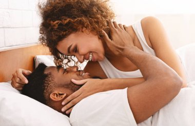 Nazik sabah birlikte. Genç siyah çift sevişiyor yatakta, tutkuyla, closeup gün başlamak