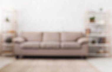 Modern ev oturma odasının mavi arka planında kanepe var.