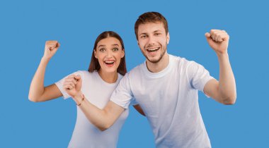 Öyle mi? Neşeli çift çığlık atıyor ve yumruklarını havaya kaldırıyor, heyecanlı hissediyorlar, mor stüdyo geçmişi.