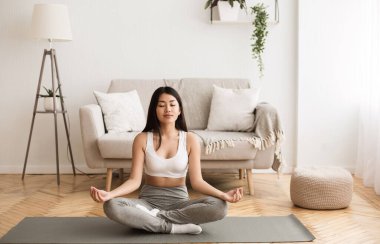 Sabah Meditasyonu. Asyalı Kız Evde Lotus Pozisyonda Yoga Yoga