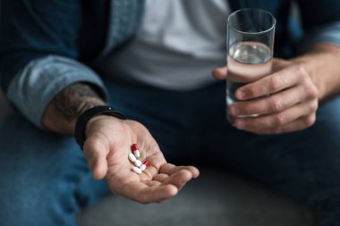 Son derece mutsuz, bunalımlı bir adam, intihar, uyurgezer, antidepresan, aşırı doz ilaç alıyor. Üzücü, bin yıllık bir adam elinde bir sürü farklı hap ve bir bardak su tutuyor.
