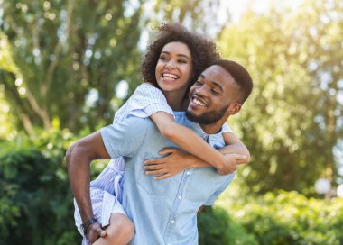 Mutlu genç çift gülen ve having fun şehir parkında